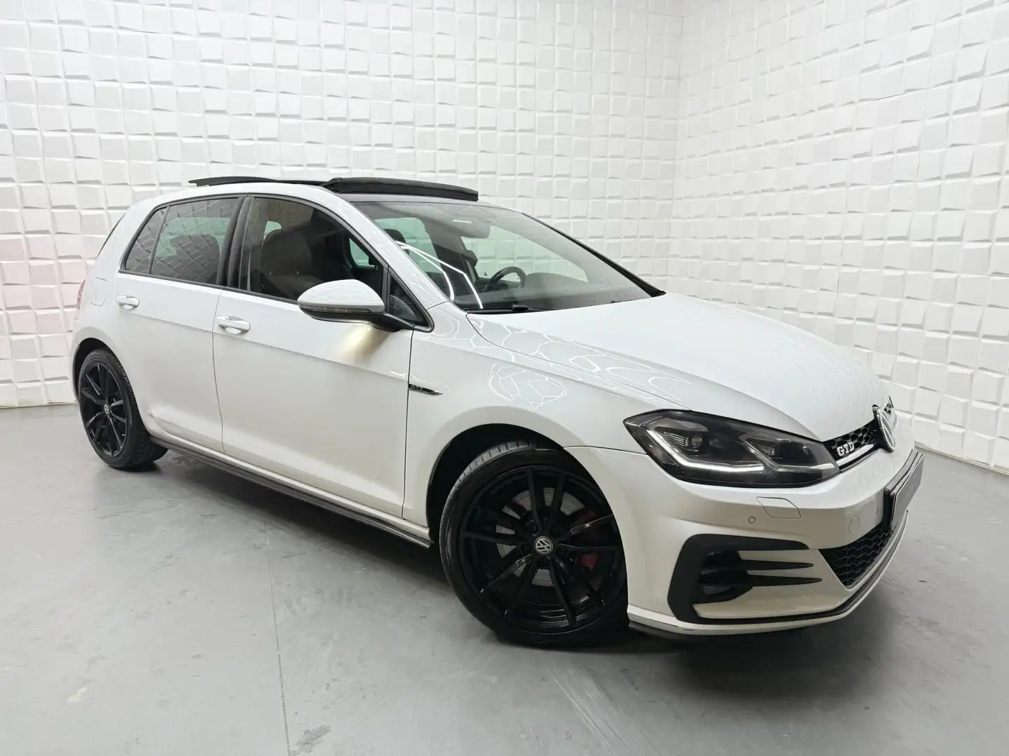 Volkswagen Golf thumbnail 2